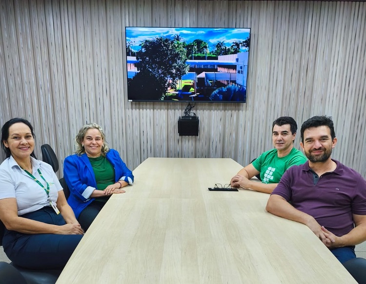 Zuleimar, representante da Caramuru (de blusa azul clara) junto aos gestores do Câmpus Itumbiara